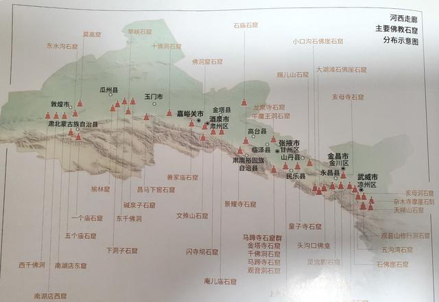 天梯山主景区规模很小,仅仅开放了一个石窟龛,窟内安放着7尊佛像,这样