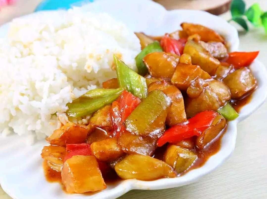 地三鲜盖饭晚上:在6点之前可以吃点水果,蔬菜大米粥.