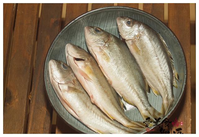 酸梅煮斑猪鱼潮汕的传统家常菜极清淡但却鲜到极致