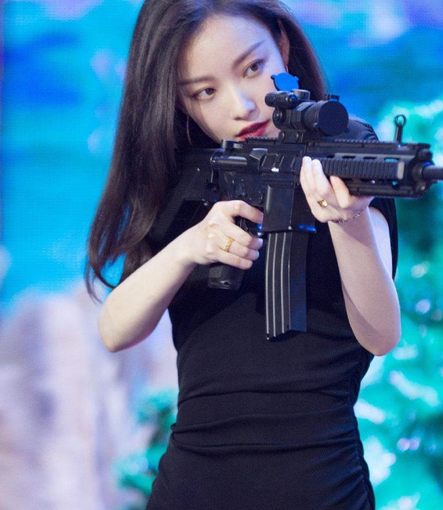 她的颜真的是天生的电影脸,充满故事感,手拿枪的姿势太撩人了