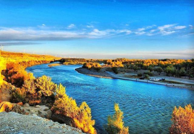 唯一向西奔流的河,蕴藏了不少稀缺资源,两岸风景大不相同