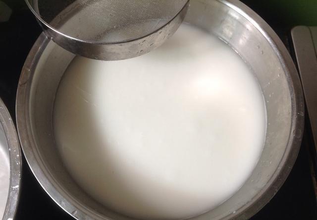 爱吃凉皮别买了,一碗面粉,加这几个步骤,轻松就可以做成功