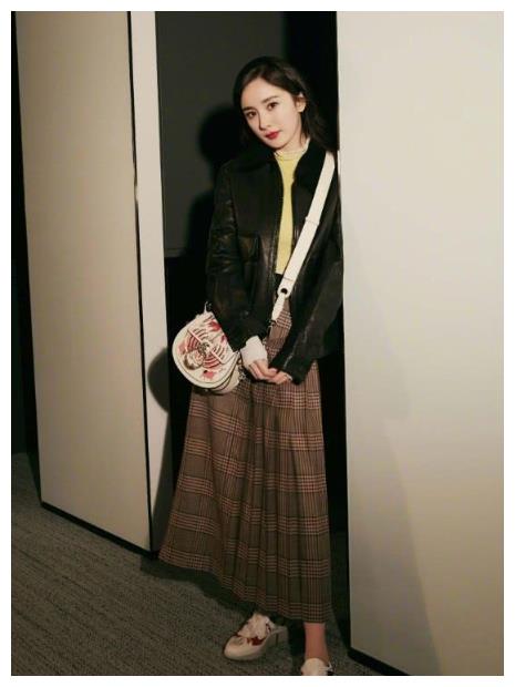 杨幂将皮衣"剪掉"一半秀美腿, 穿纱裙尽显少女心, 又酷又仙