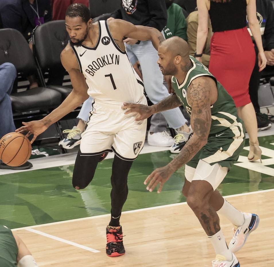 杜兰特30 11 中致命三分, 与塔克对喷垃圾话险冲突