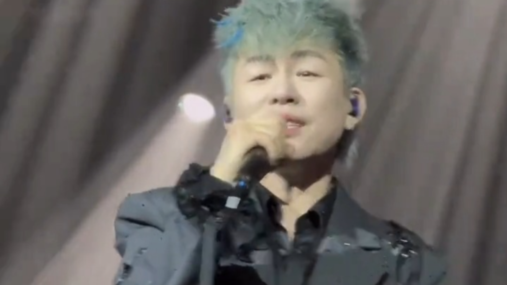 胡彦斌《繁星》很恐高手还紧紧的握着，可是不影响他的唱功