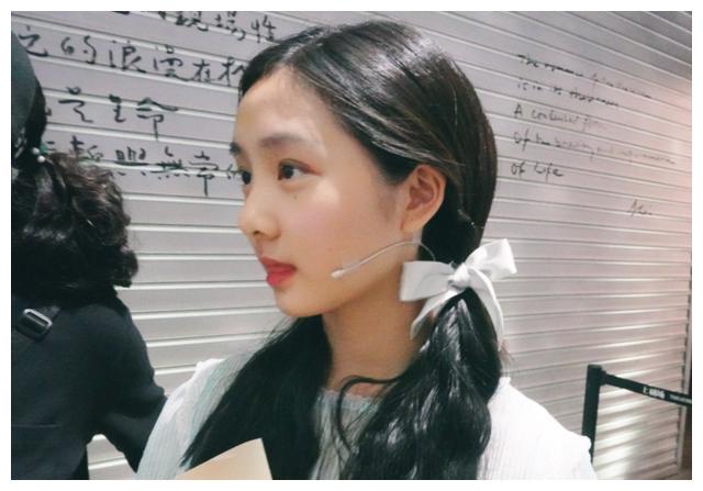 黄磊女儿初长成15岁黄忆慈话剧谢幕照曝出美貌气质都很哇塞