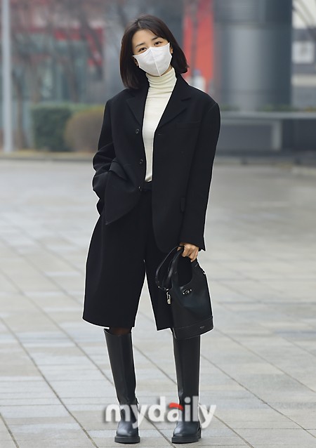 韩女星朴河宣穿黑色套装亮相短裤长靴造型酷