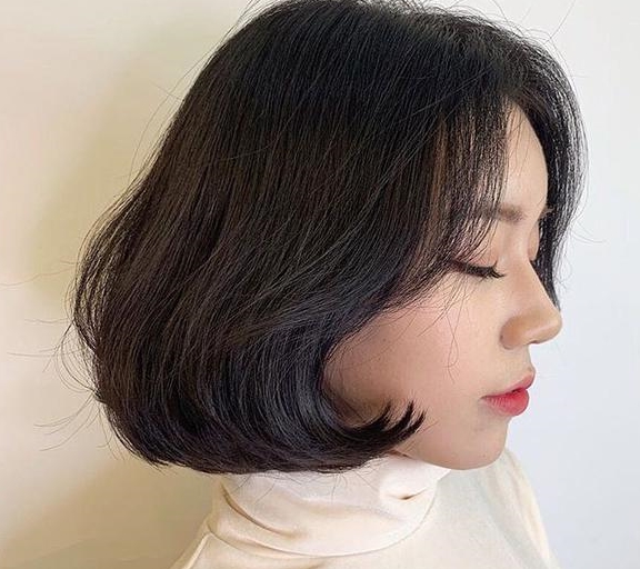 今年流行波波头烫个卷,减龄又小颜