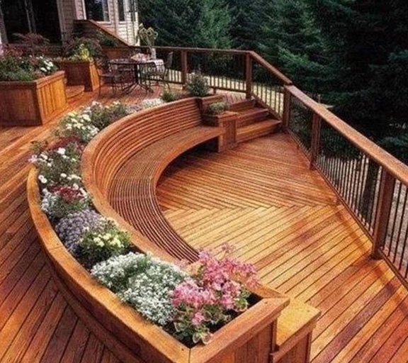 有个带大露台的房子就是好!砌成下沉式,能做沙发又能养花,美爆