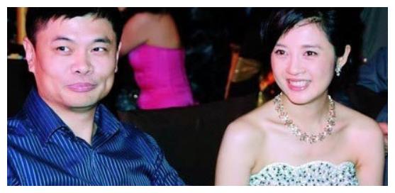 被传丈夫为她花1亿离婚,挺孕肚进豪门的前央视主持许戈辉怎样了?