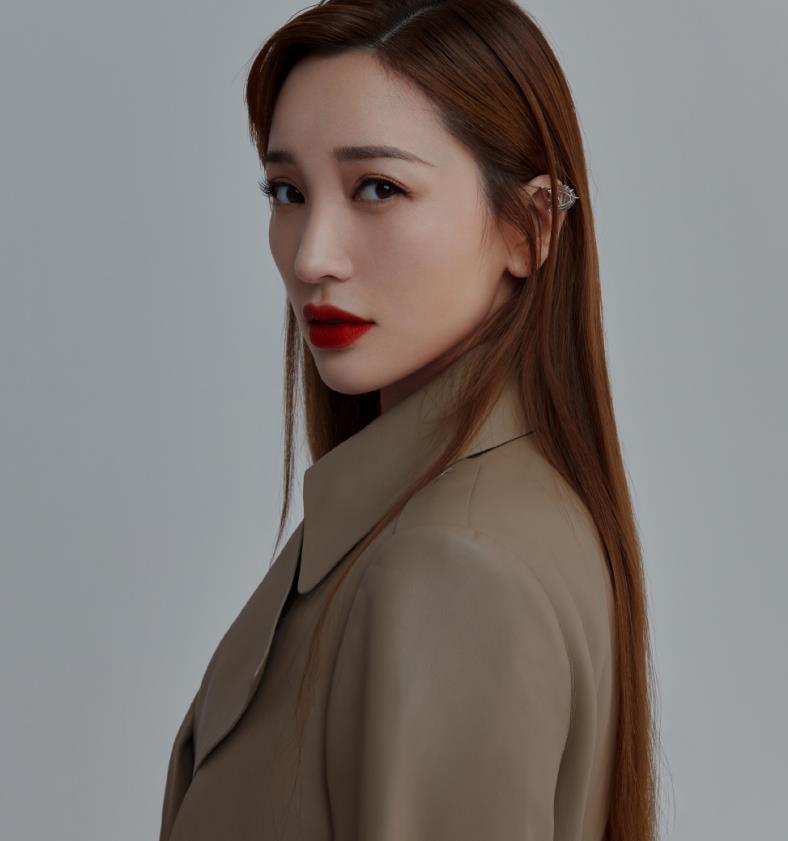 金莎怎么有点撞脸李小冉穿着低调精致气场超飒完全像变了个人