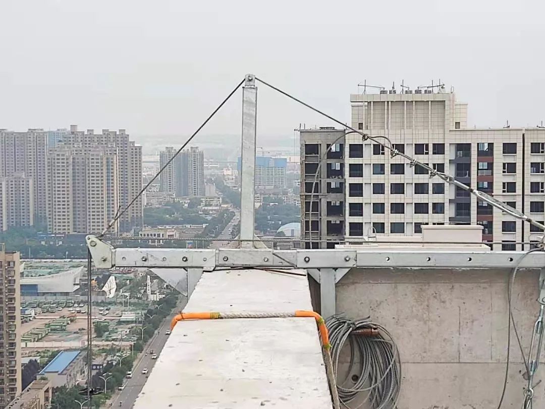夹具式吊篮现场安装▲夹具式吊篮现场使用项目建设历程回顾▲201昴 