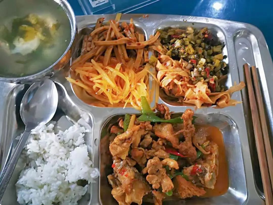 广东电子厂老板自夸食堂伙食好,能进全国前十,却遭网友疯狂吐槽|电子