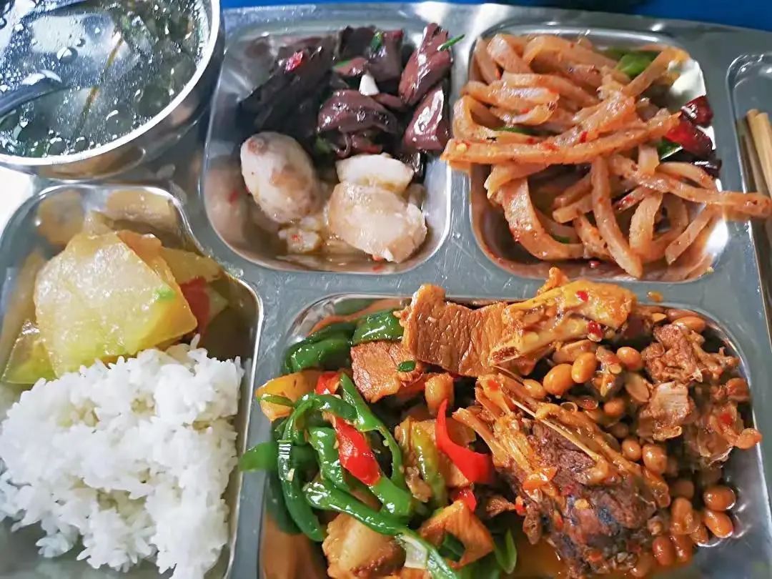 广东电子厂老板自夸食堂伙食好,能进全国前十,却遭网友疯狂吐槽|电子