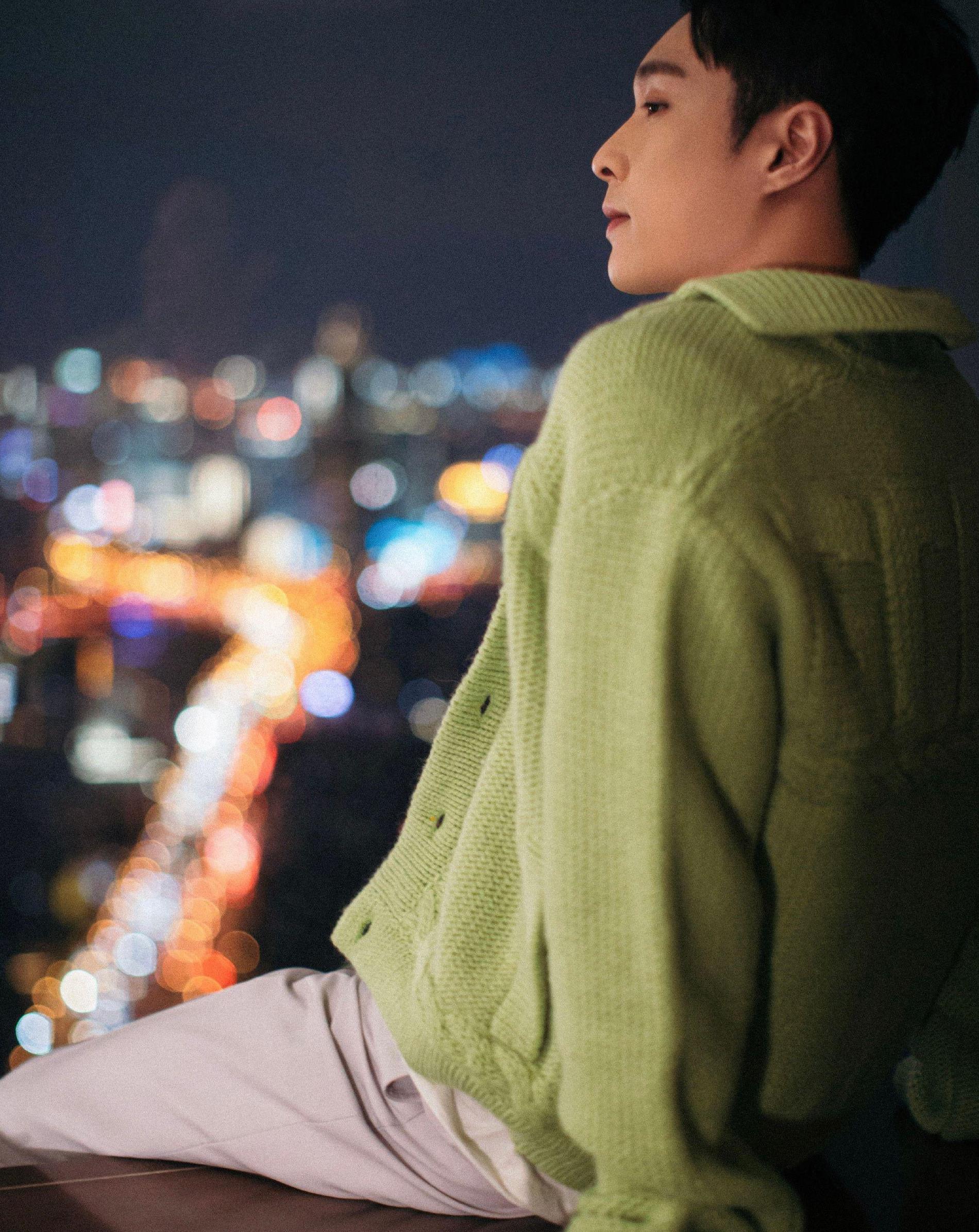 张艺兴现场自己修口罩,被赞低调机智,米色西装套装帅气优雅