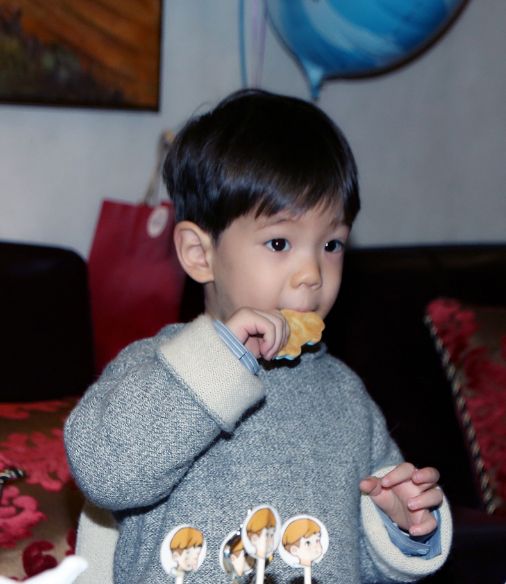 嗯哼6岁颜值大变化,愈发帅气似杜江,霍思燕真幸福!