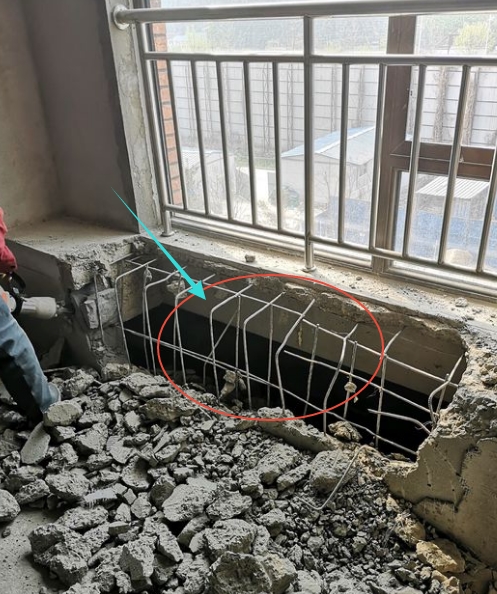 清包装修师傅建议拆掉飘窗,施工时却砸出钢筋,改口:我只负责拆