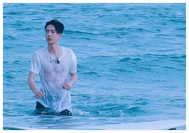 王一博的身材被低估了!冲浪湿身展现真实线条,难怪穿啥都这么帅