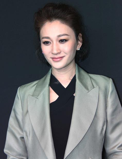 李小冉气质没得挑穿灰色大衣配挂脖连体裤干练大气超洋气