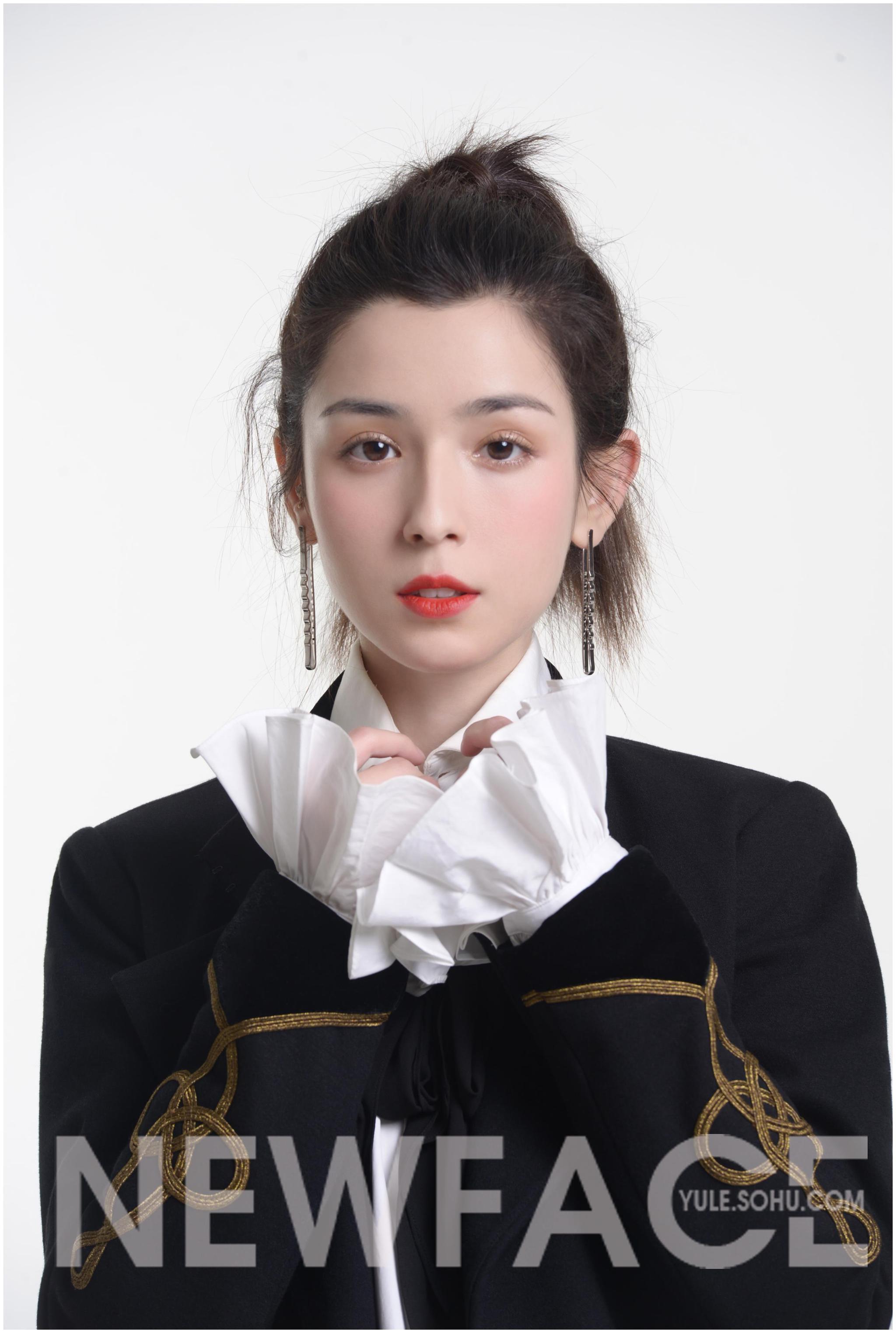 哈妮克孜从不觉得我是大美女就正常普通长相