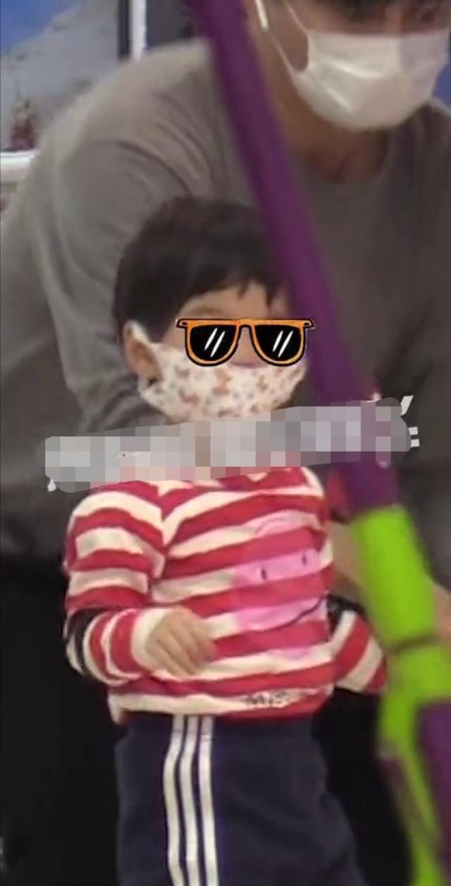 幸福85花刘诗诗陪吴奇隆带娃逛超市老公抱娃不嫌累儿子好萌