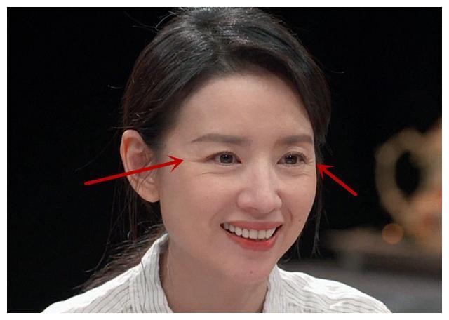 40岁董洁被槽显老,法令纹眼纹遮不住,冷清秋颜值