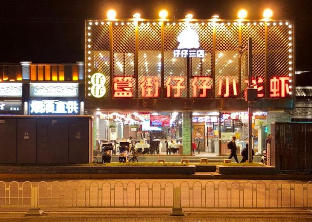 旅游北京招牌美食街，却吃不到什么当地美食，难怪网上评价这么差休闲区蓝鸢梦想 - Www.slyday.coM