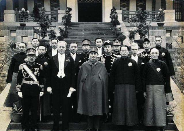 此人是财政部长，因一事惹恼了军委主席，被对方当众打了三耳光休闲区蓝鸢梦想 - Www.slyday.coM