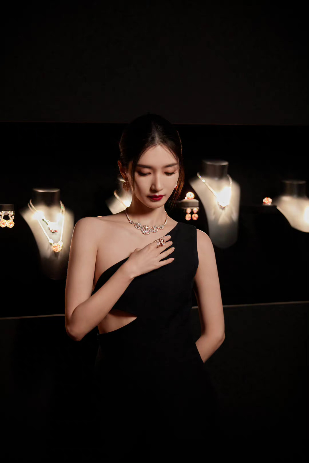 江疏影身着dior2022春夏系列黑色礼服,单肩与腰侧镂空设计配合