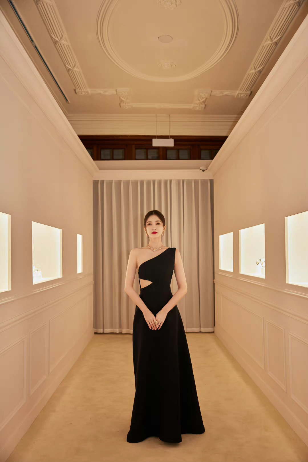 江疏影身着dior2022春夏系列黑色礼服,单肩与腰侧镂空设计配合__财经