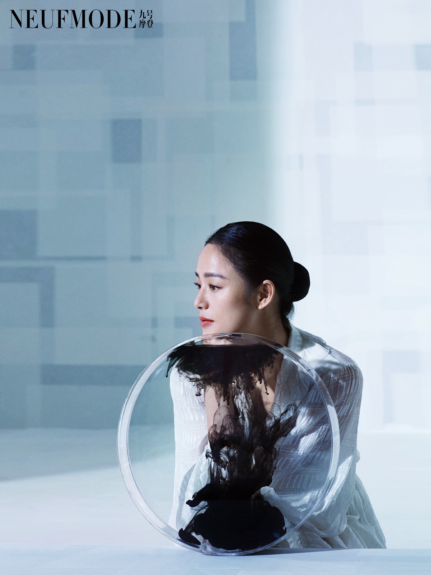 时隔两年周韵再次登上时尚杂志封面,绝美侧颜和独特气韵直击人心