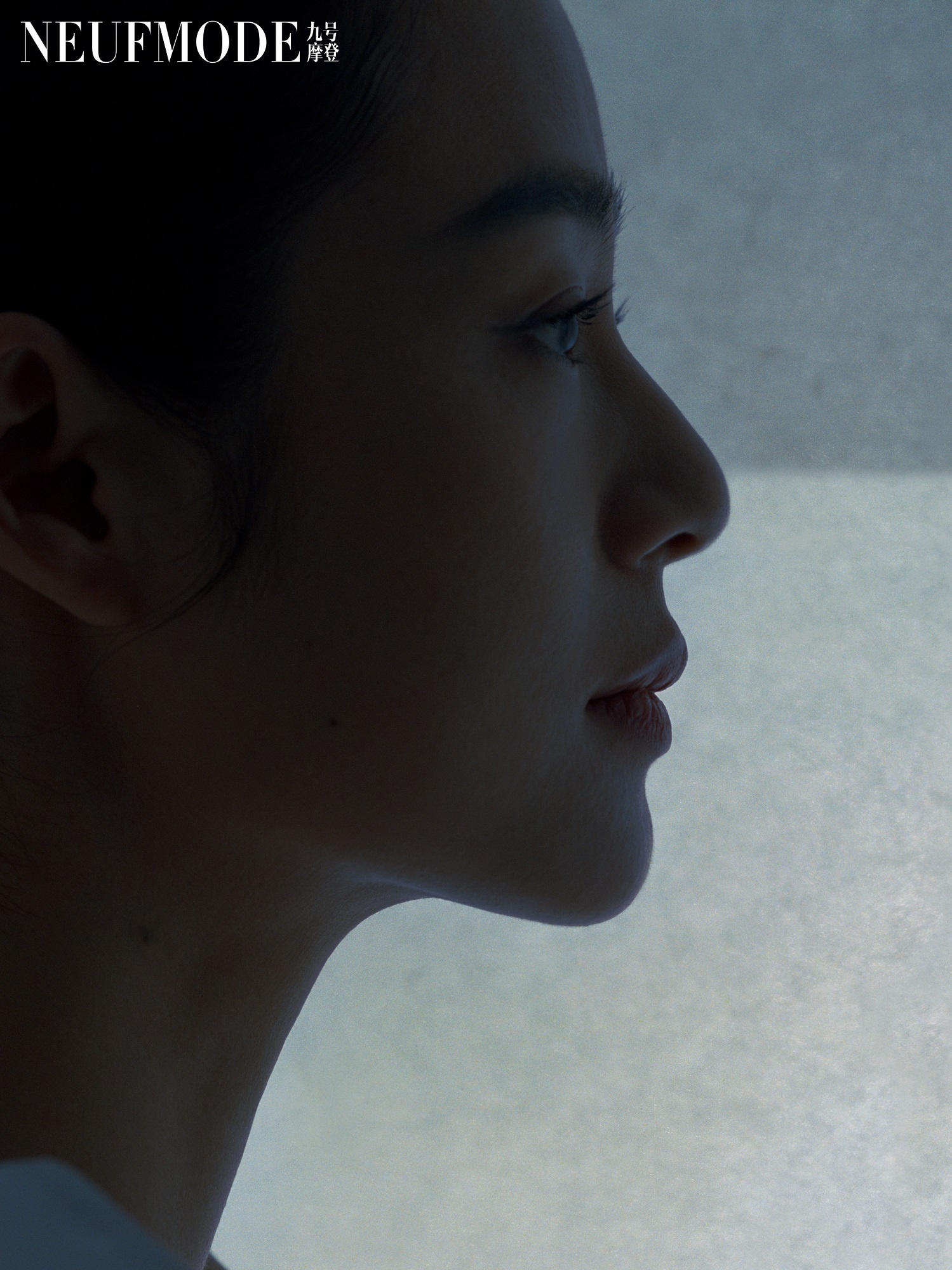 时隔两年周韵再次登上时尚杂志封面,绝美侧颜和独特气韵直击人心