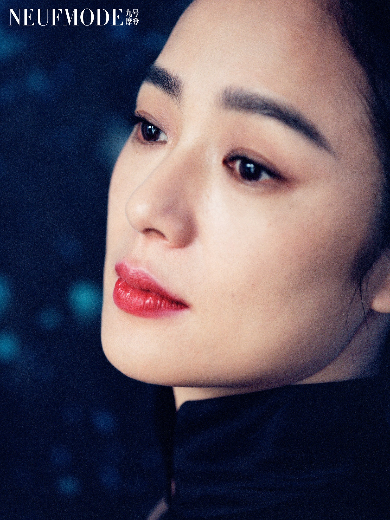 时隔两年周韵再次登上时尚杂志封面,绝美侧颜和独特气韵直击人心