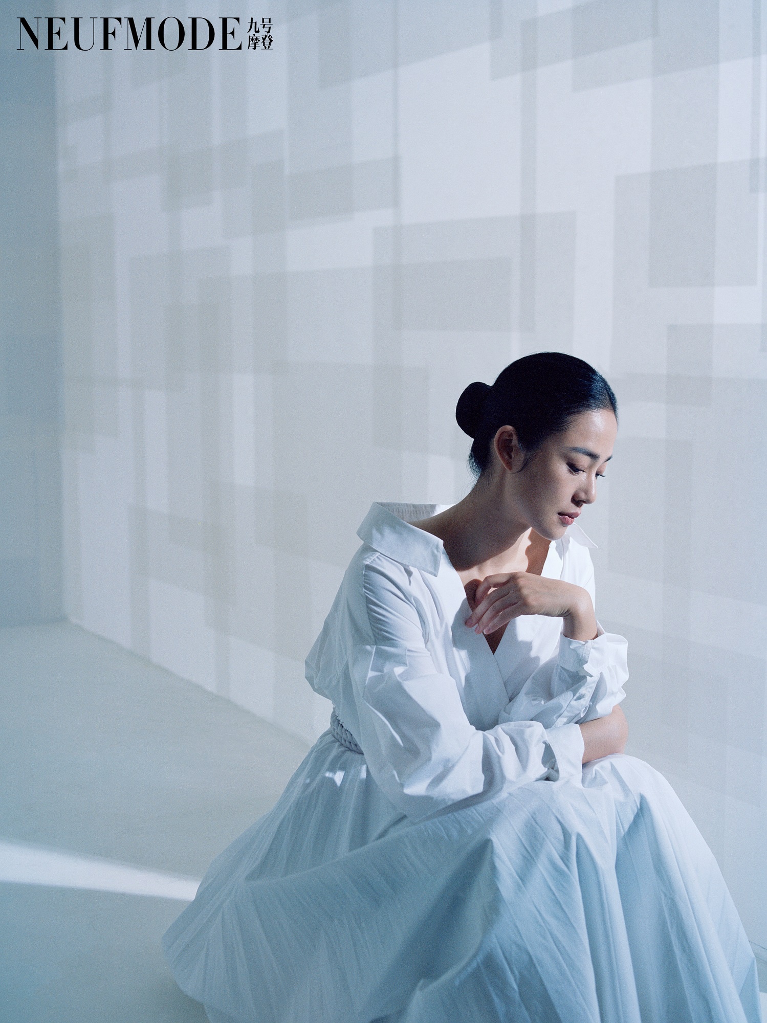 时隔两年周韵再次登上时尚杂志封面,绝美侧颜和独特气韵直击人心