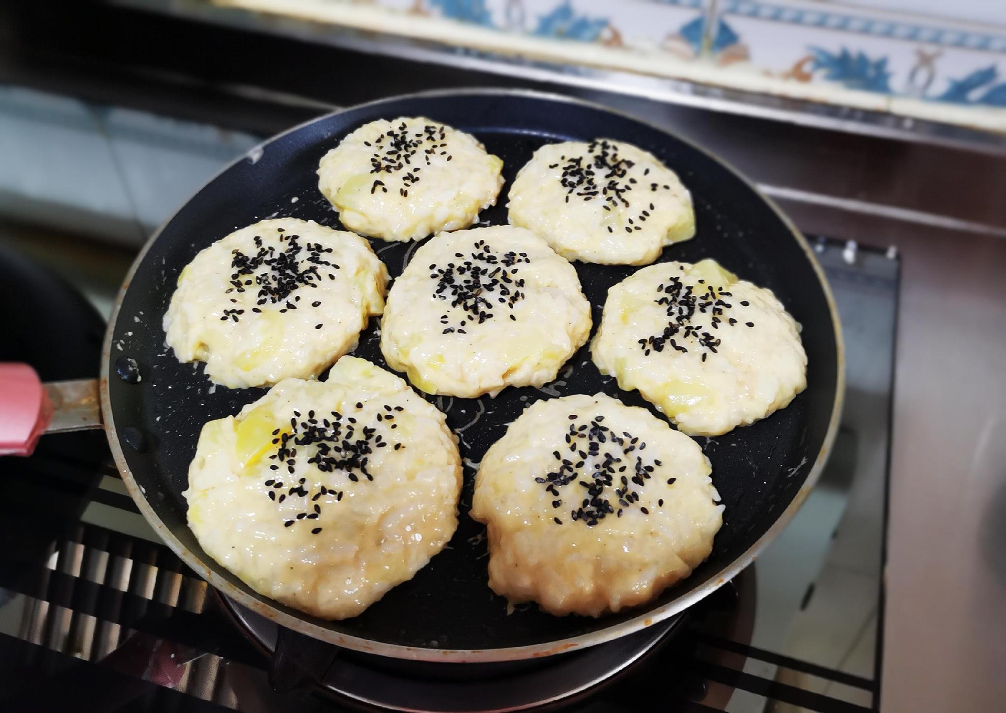 早餐15分钟做好,1碗剩米饭2个鸡蛋做成早餐饼,好吃不浪费