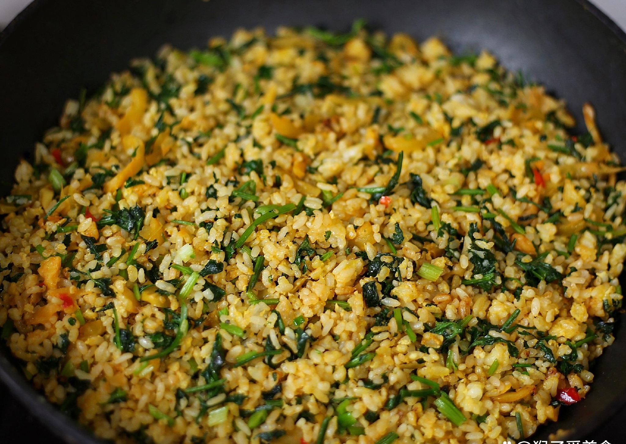 用香菜炒饭没想到味道如此之赞色香味俱佳你们也来试试吧