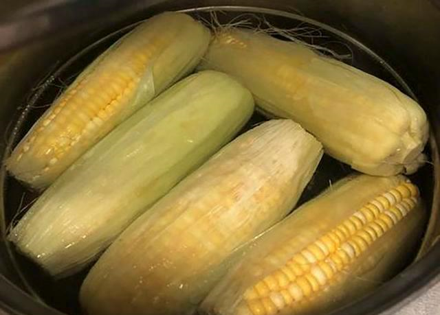 煮玉米时，记着别用清水直接煮，放上2样料，玉米软糯又香甜休闲区蓝鸢梦想 - Www.slyday.coM