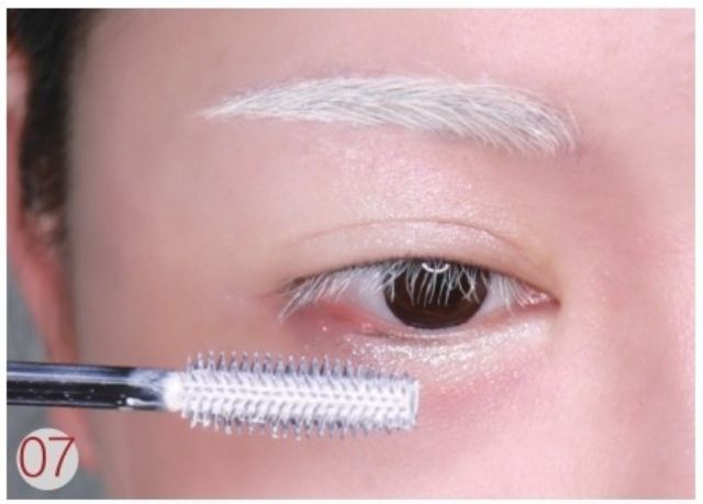 03 用白色的染眉膏染在眉毛上,以覆盖原本的眉色.