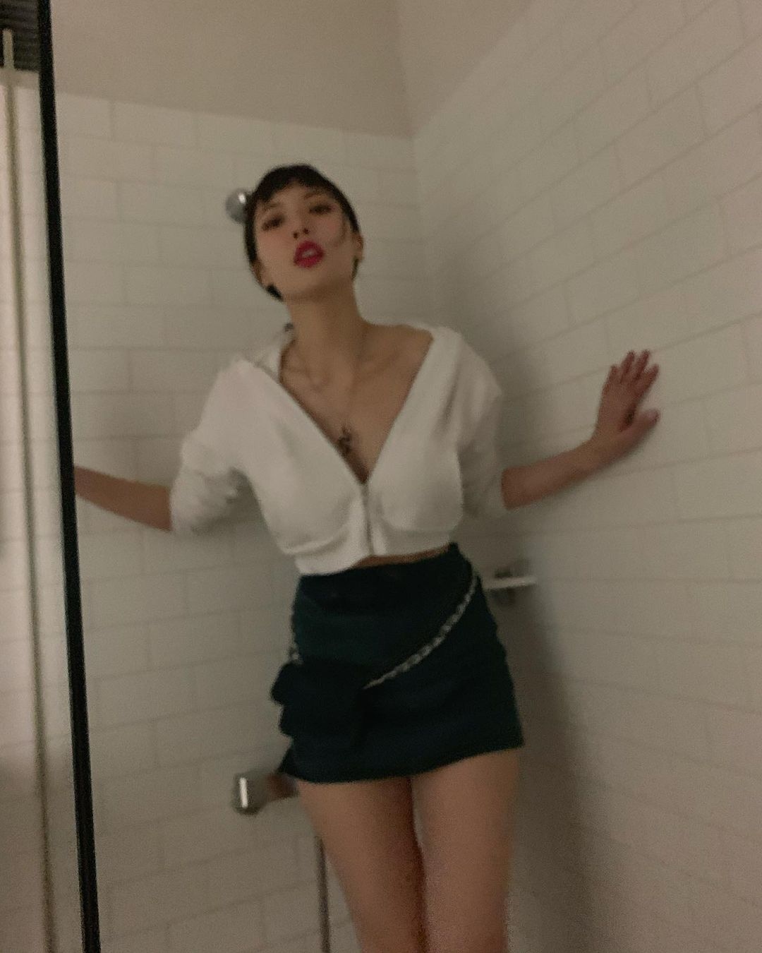 金泫雅在淋浴室摆性感造型 公开大胆露出胸口的照片