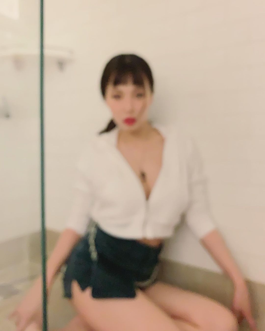 金泫雅在淋浴室摆性感造型 公开大胆露出胸口的照片