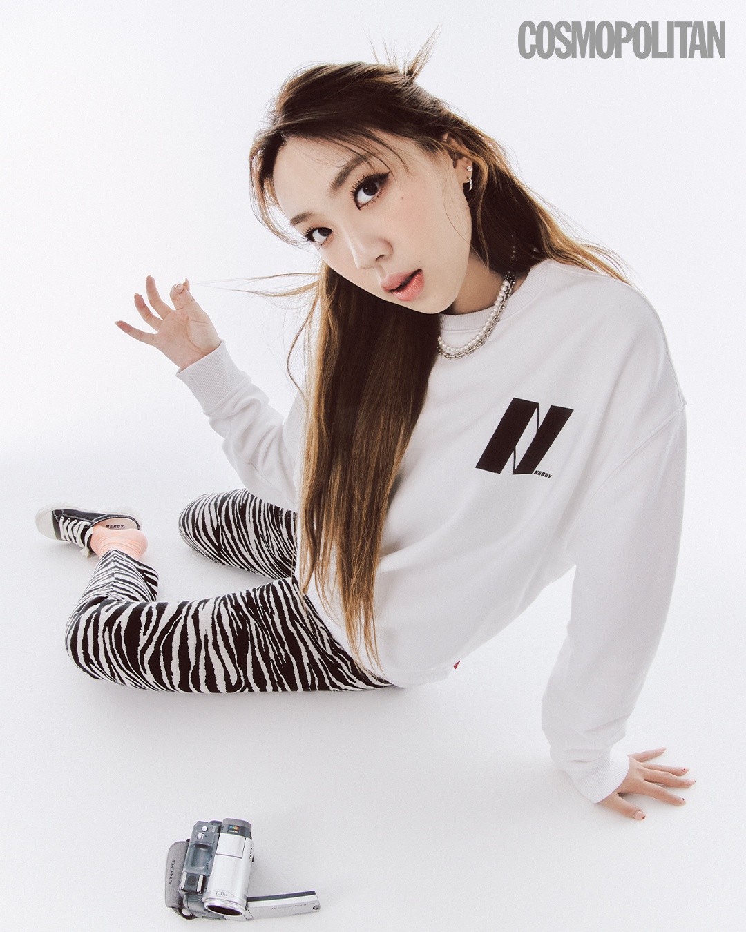 韩国女歌手李英智磪有情携手拍杂志写真