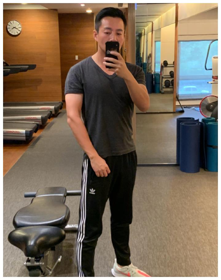 汪小菲罕见晒出健身照,面色发红似刚健身结束,手臂肌肉可见