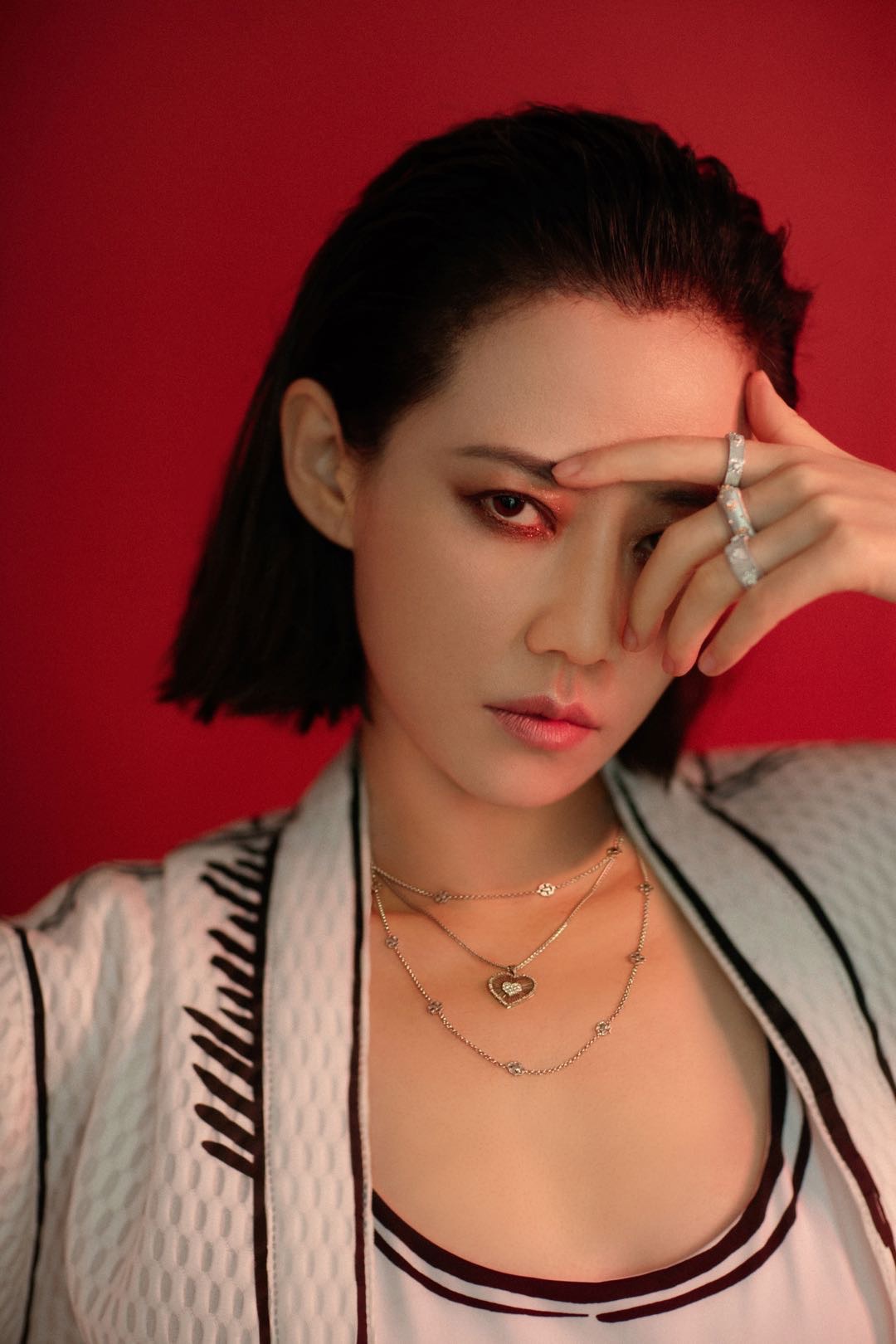 谭卓晋升品牌艺术大使 黑白涂鸦风演绎时髦酷girl