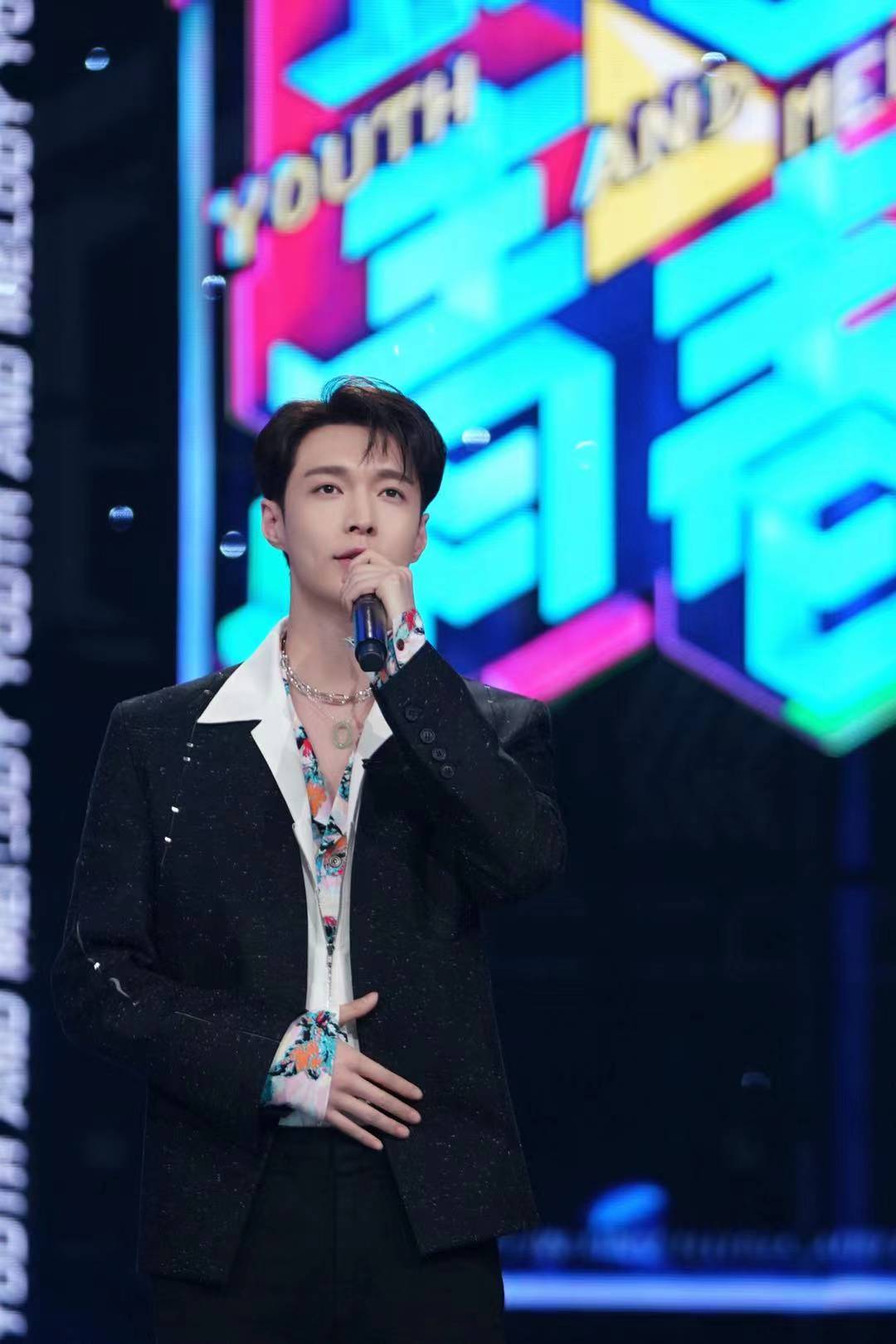 张艺兴金曲青春染色体改编专场为六大家族制作专属舞台