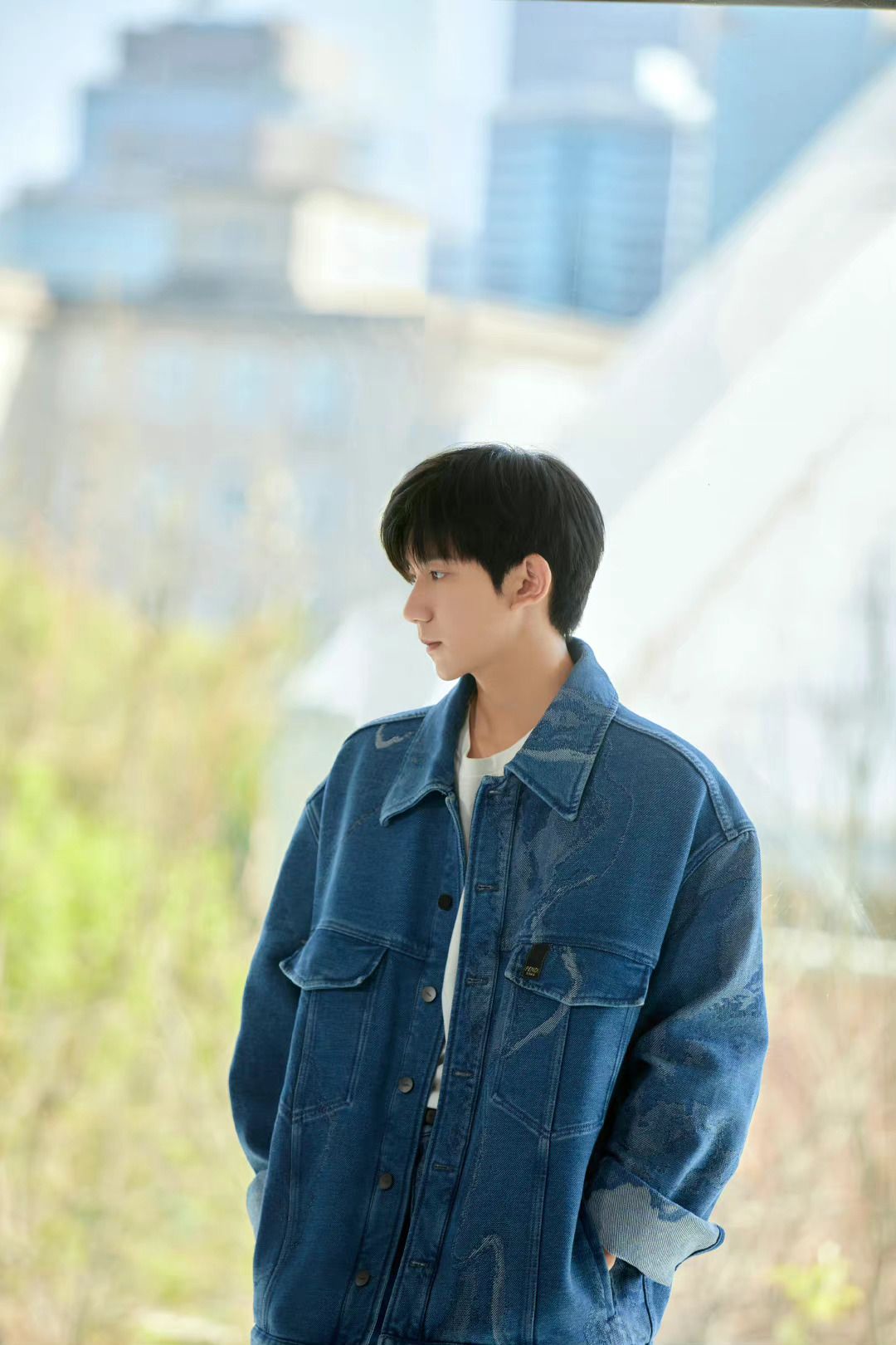 21岁王源好有少年感,穿牛仔外套演绎夏日男友风,太好看了