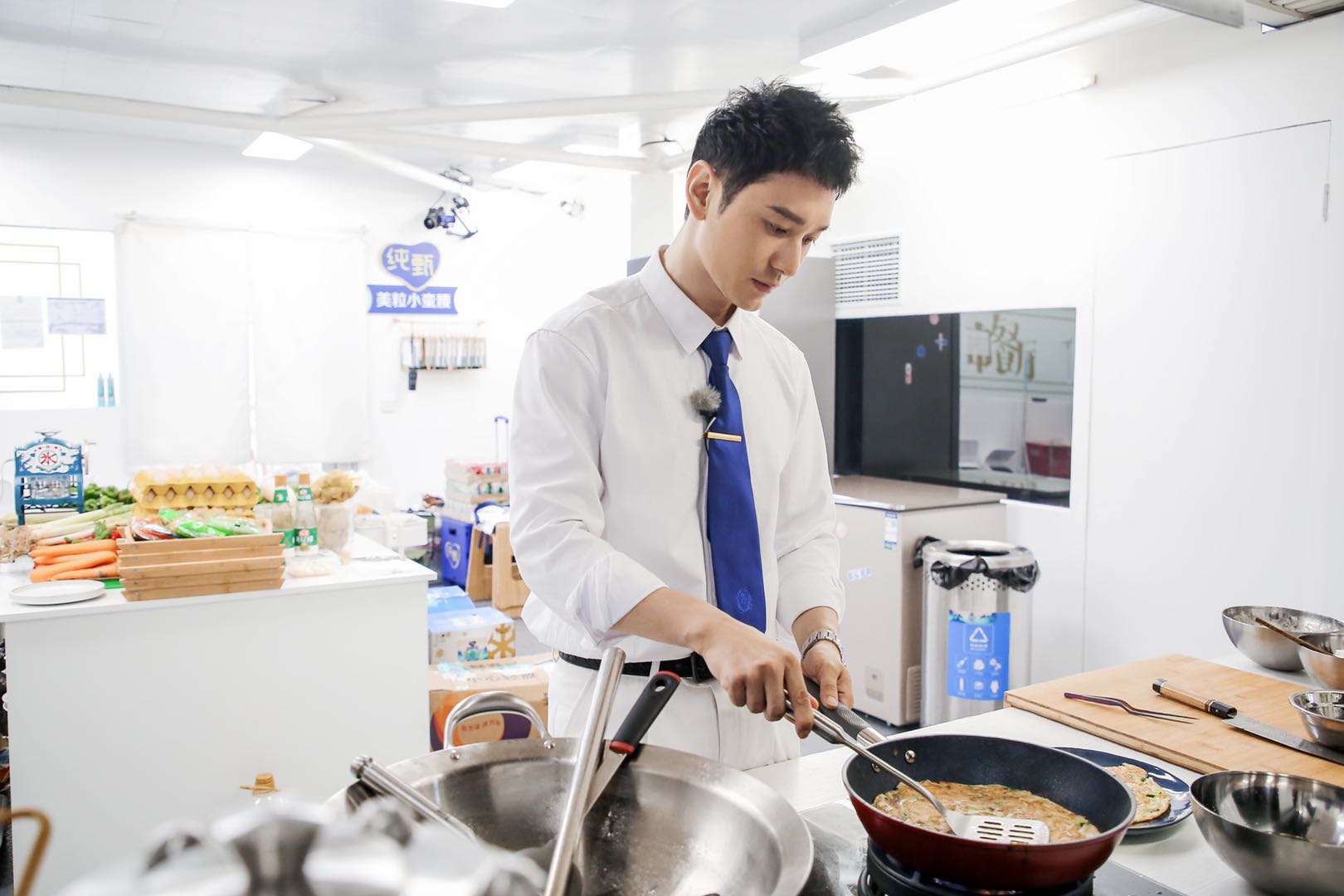 黄晓明素颜出镜状态佳 《中餐厅》暖心敬业精神引关注