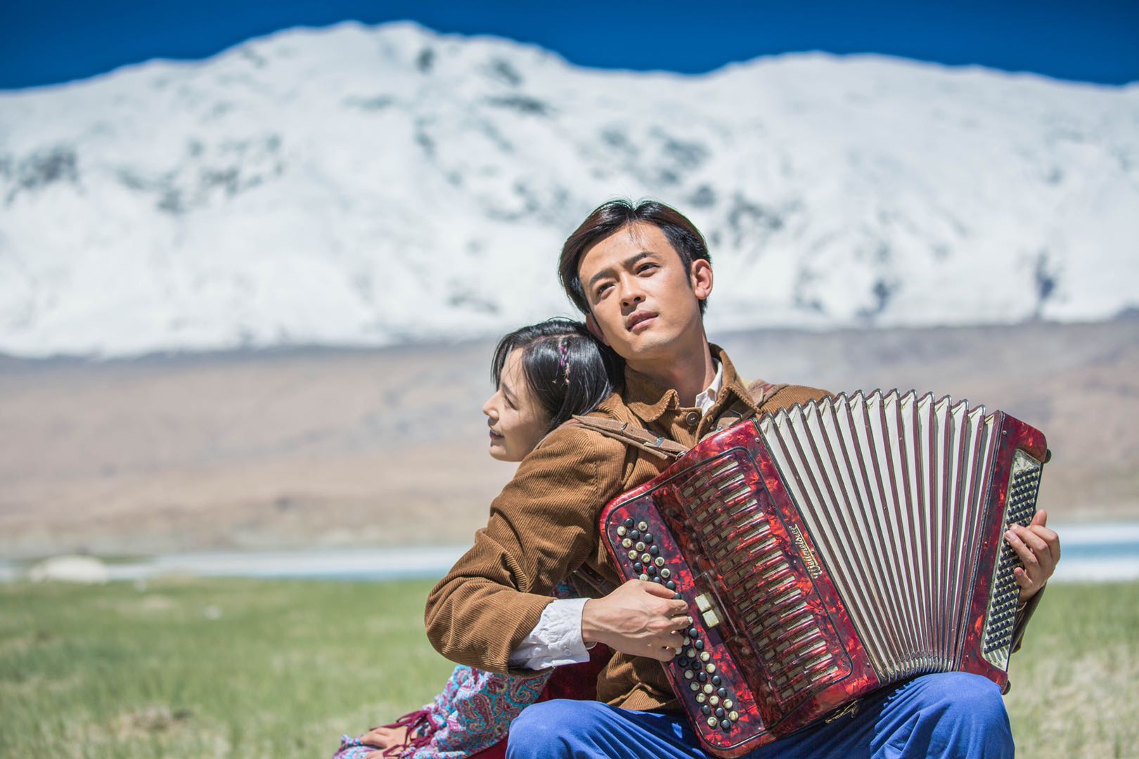 三个不同民族的年轻音乐人,乘着歌声的翅膀,踏着青春的舞步,走进戈壁