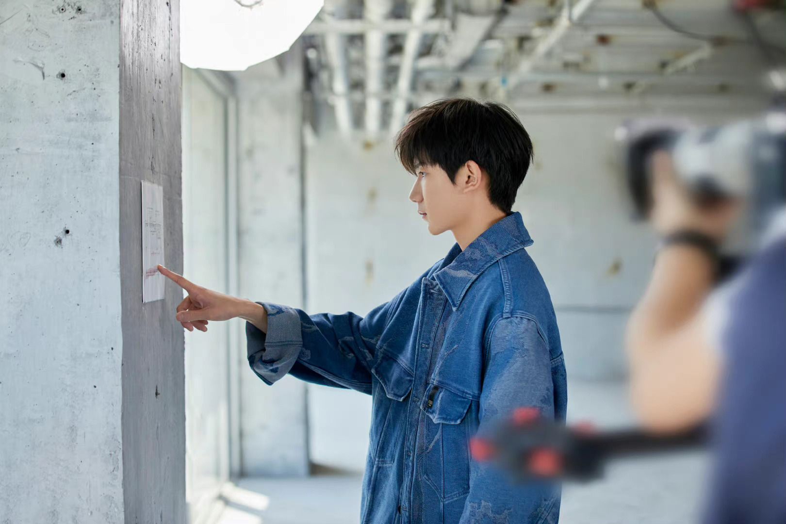 21岁王源好有少年感穿牛仔外套演绎夏日男友风太好看了