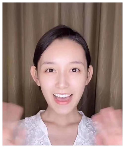 蒋依依才20岁就被嘲老素颜出镜气色差发际线令人堪忧