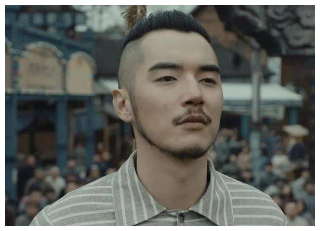 原本第一部的时候是由李现出演的"郭得友",但是这次换成了金世佳